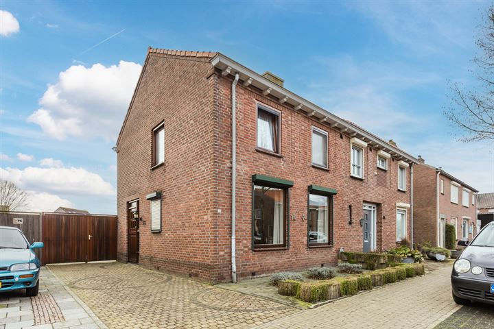 Bekijk foto 1 van Emmastraat 33