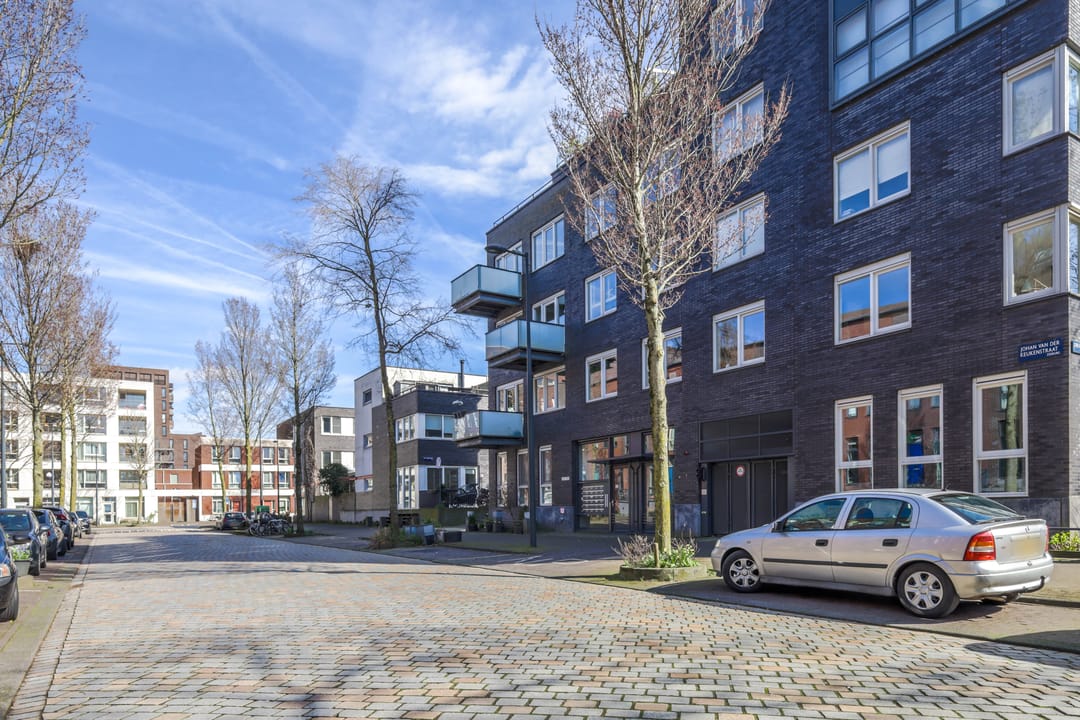 Photo 8 of Johan van der Keukenstraat 104