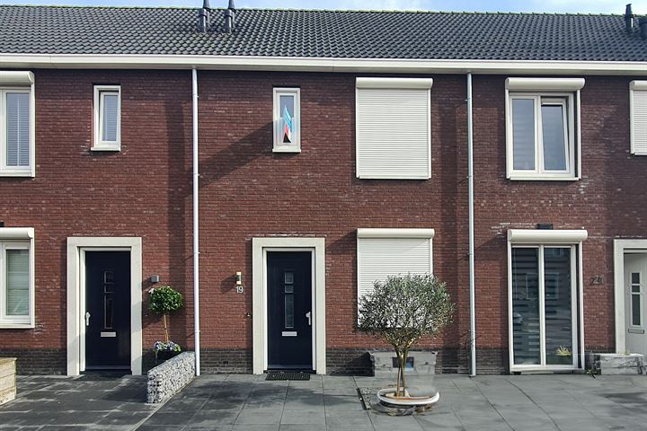 View photo 1 of Merelstraat 19