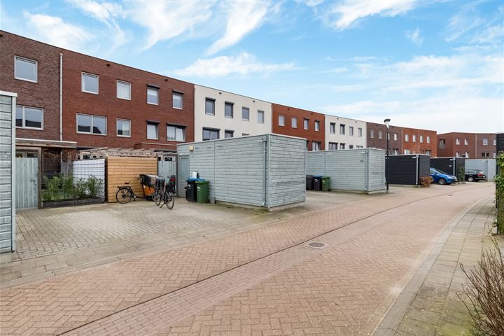 Bekijk foto 46 van Gilbert Bécaudstraat 35