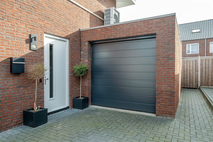 Bekijk foto 32 van Irisstraat 78