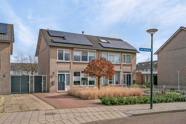 Bekijk foto 1 van Pastoor Strijbosstraat 11