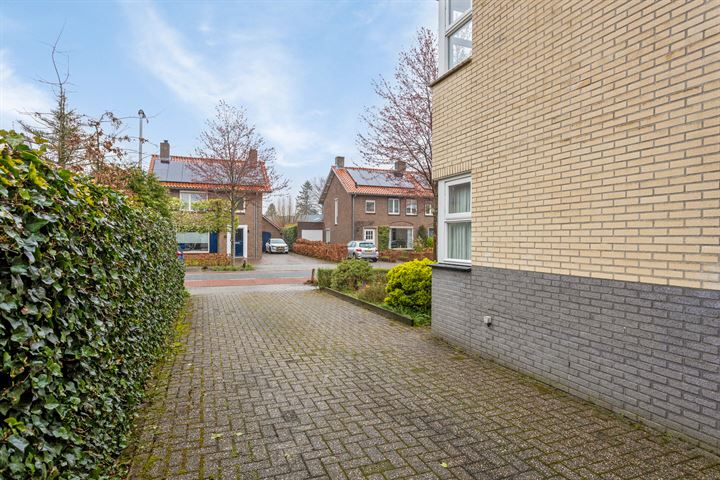 Bekijk foto 30 van Deken van Baarstraat 28