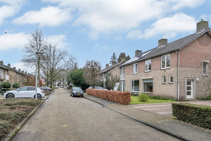 Bekijk foto 5 van Van Veldekestraat 14