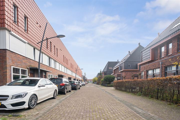 Bekijk foto 44 van J M van der Meystraat 33