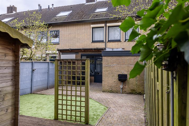 View photo 21 of Caenstraat 3