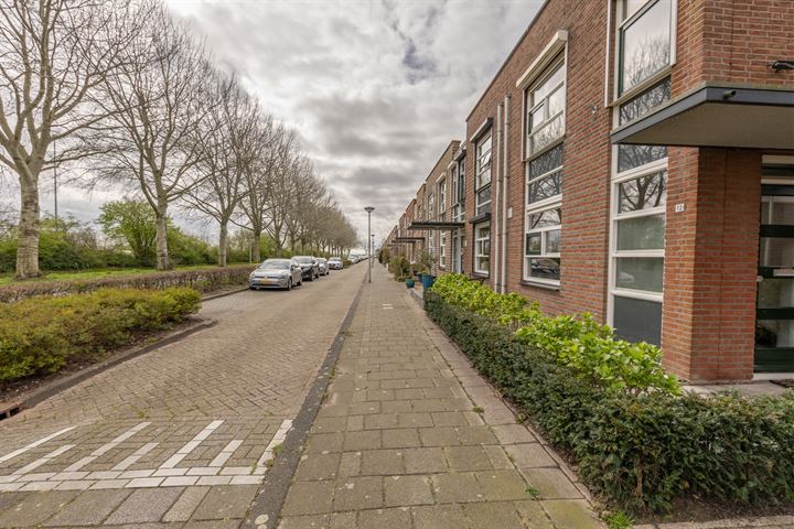 Bekijk foto 36 van Golda Meirstraat 12