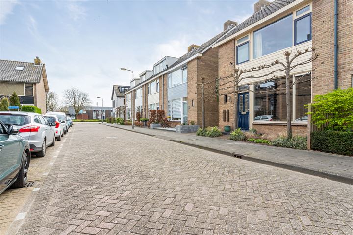 View photo 38 of Emmastraat 11