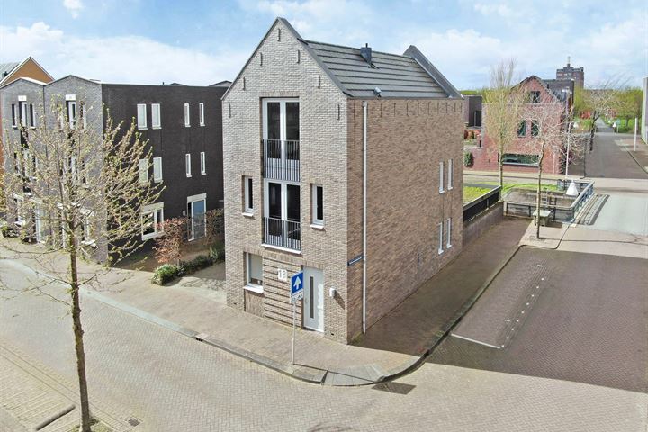 Bekijk foto 40 van Uitdamstraat 18