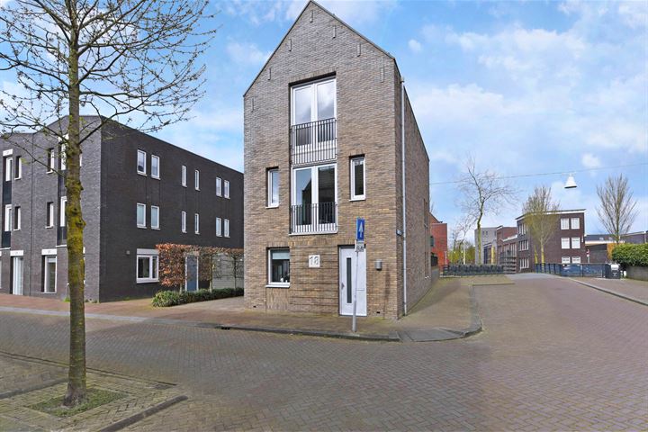 Bekijk foto 2 van Uitdamstraat 18