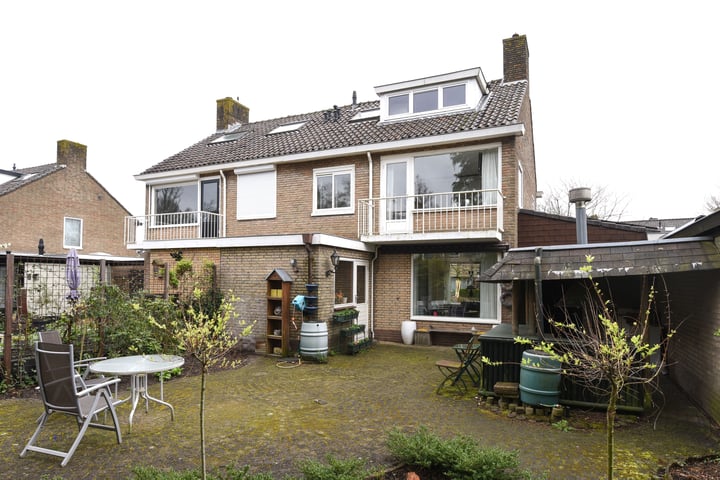 View photo 2 of Cort van der Lindenlaan 39