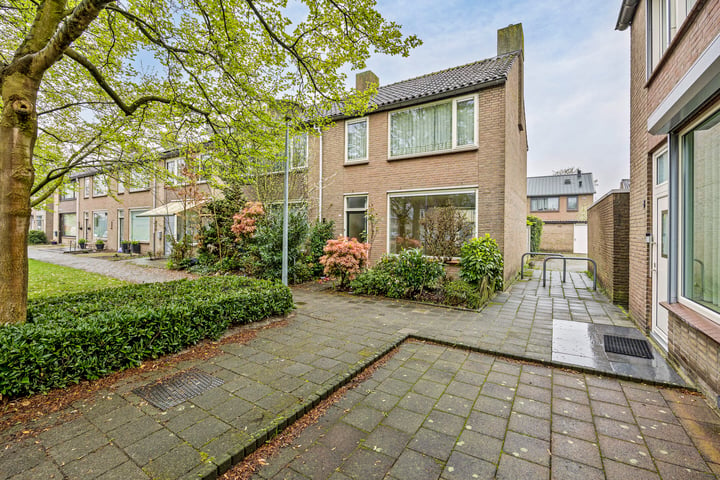 Bekijk foto 1 van Prof. Treubstraat 10