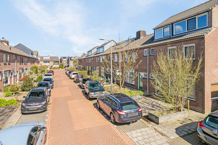 Bekijk foto 27 van Van Brederodestraat 19