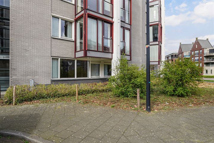 Bekijk foto 3 van Dr.van Helvoortstraat 72