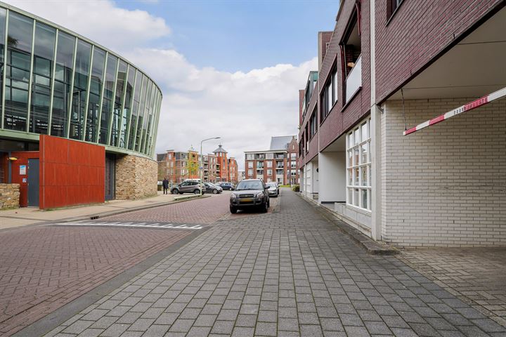 Bekijk foto 39 van Dr.van Helvoortstraat 72