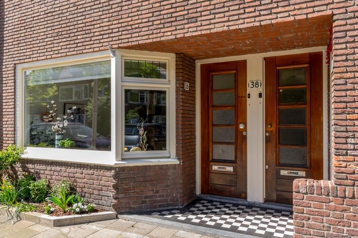 Bekijk foto 2 van Van Koetsveldstraat 36