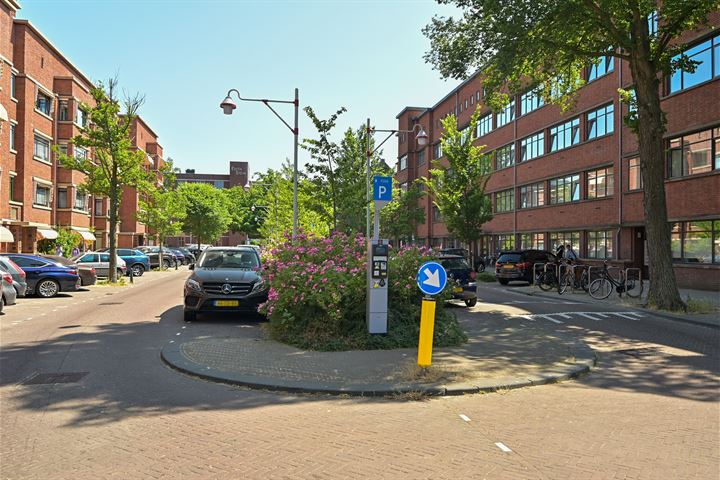 Bekijk foto 42 van Louis Couperusplein 66