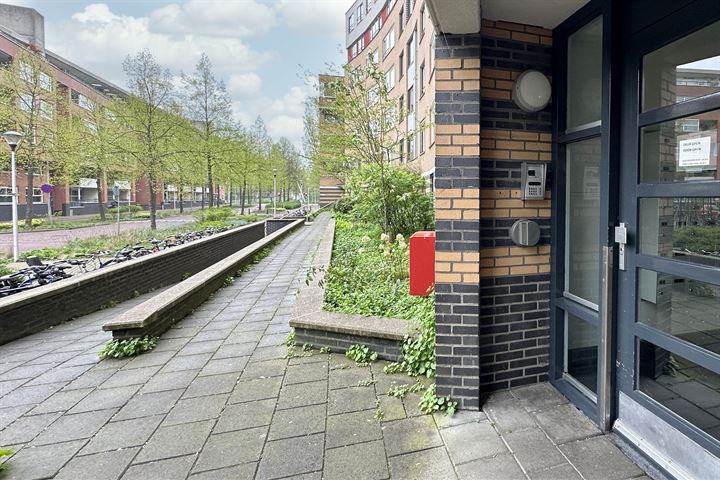 Bekijk foto 3 van Henriëtte Roland Holststraat 102