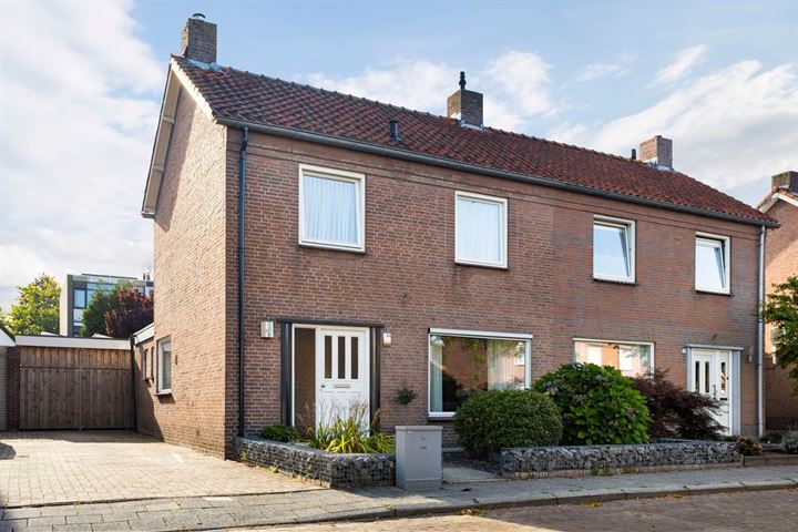 Bekijk foto 1 van Pastoor Sprangersstraat 23