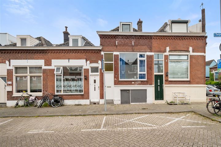 Bekijk foto 1 van Zwijndrechtsestraat 40