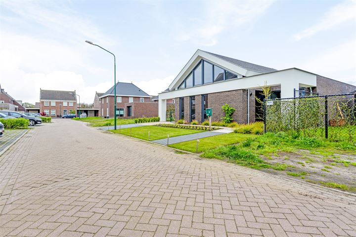 Bekijk foto 35 van Pinksterbloemstraat 3