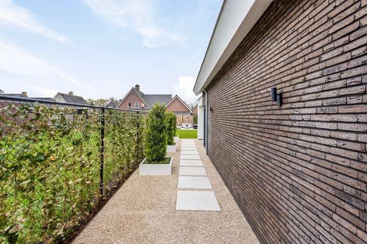 Bekijk foto 39 van Pinksterbloemstraat 3