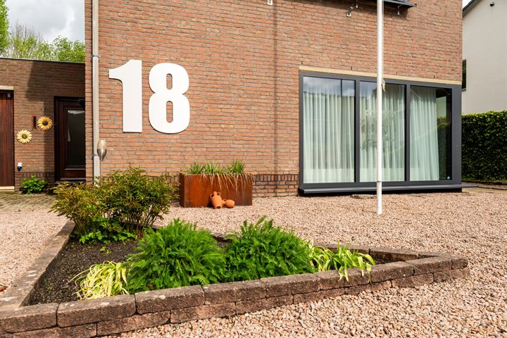 Bekijk foto 3 van Molenbeekstraat 18