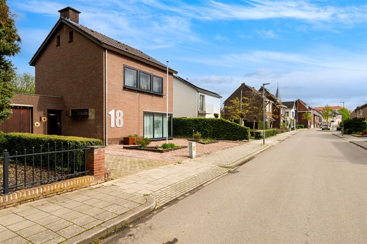 Bekijk foto 27 van Molenbeekstraat 18