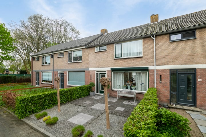 Bekijk foto 1 van van Oldenbarneveldstraat 18