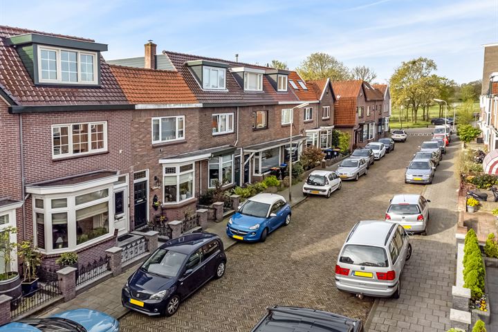 Bekijk foto 36 van Van der Helststraat 3