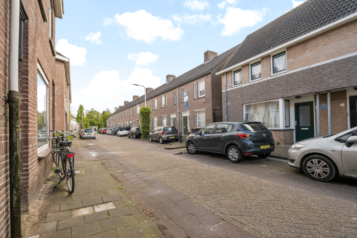 Bekijk foto 34 van Pastoor van Beurdenstraat 63