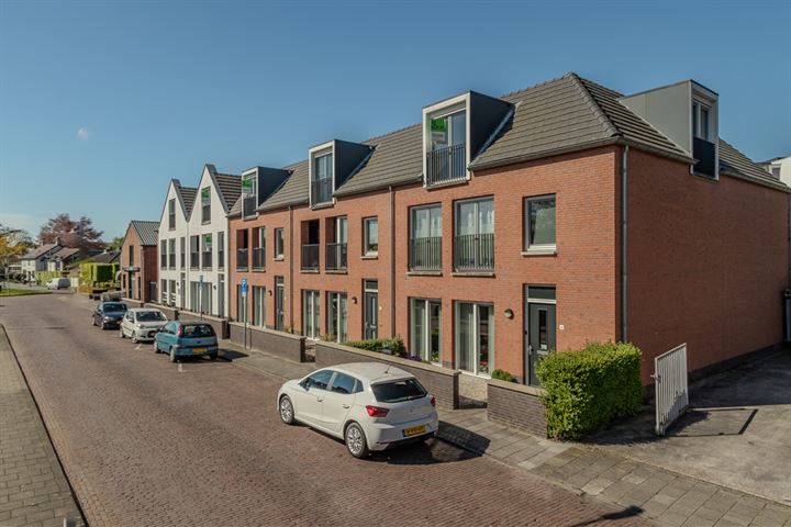 View photo 1 of Evertsenstraat 8-B