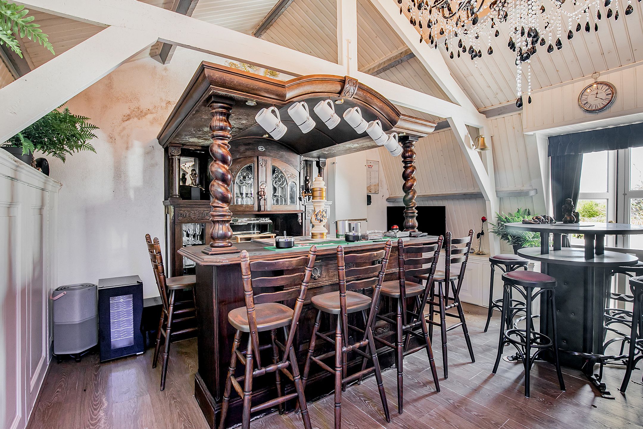 Deze koopvilla heeft een oude paardenstal met een bar en een sauna ...