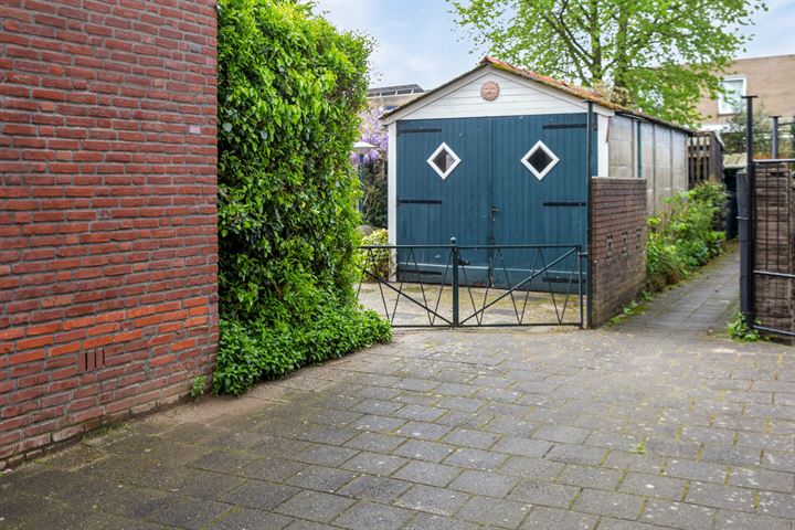 Bekijk foto 34 van Deken Rhoenstraat 18