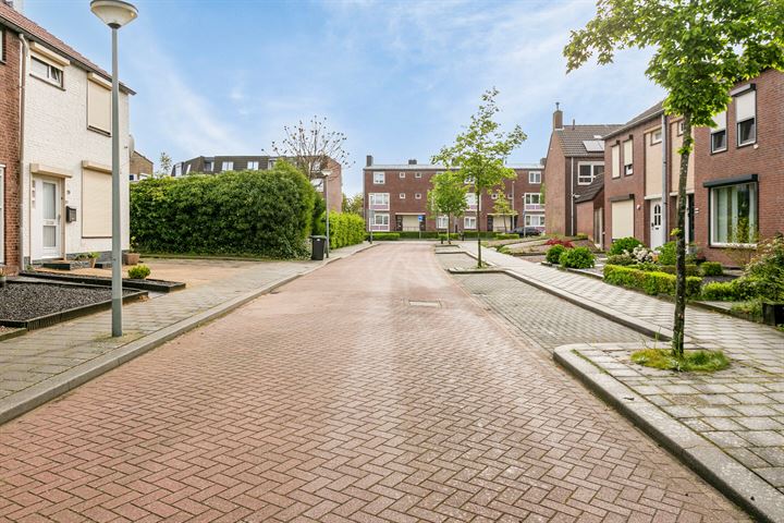 Bekijk foto 36 van Deken Rhoenstraat 18