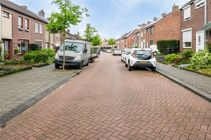 Bekijk foto 35 van Deken Rhoenstraat 18