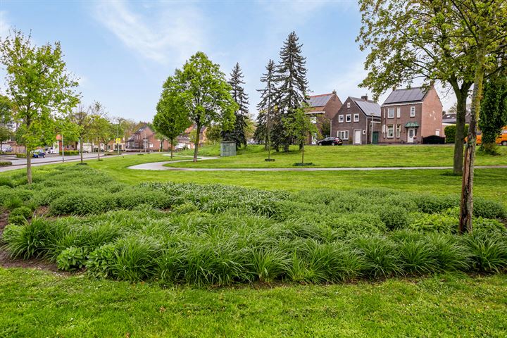 Bekijk foto 37 van Deken Rhoenstraat 18