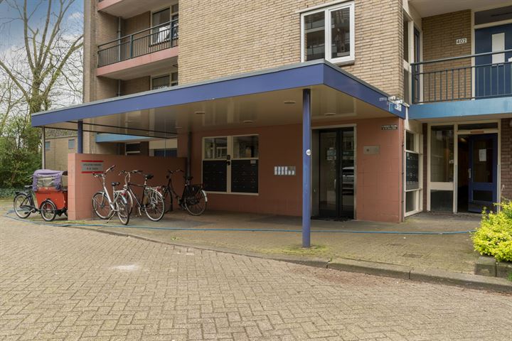 Bekijk foto 2 van Van Oldenbarneveltstraat 421