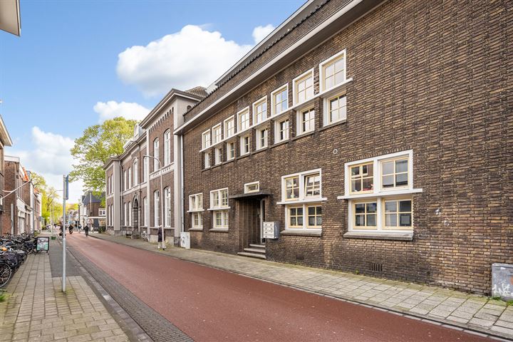 View photo 2 of Van Karnebeekstraat 69-E