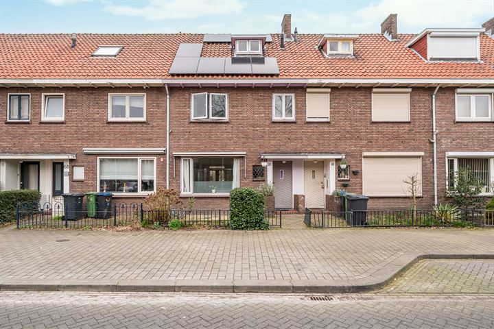 Bekijk foto 1 van Pastoor van Leeuwenstraat 66