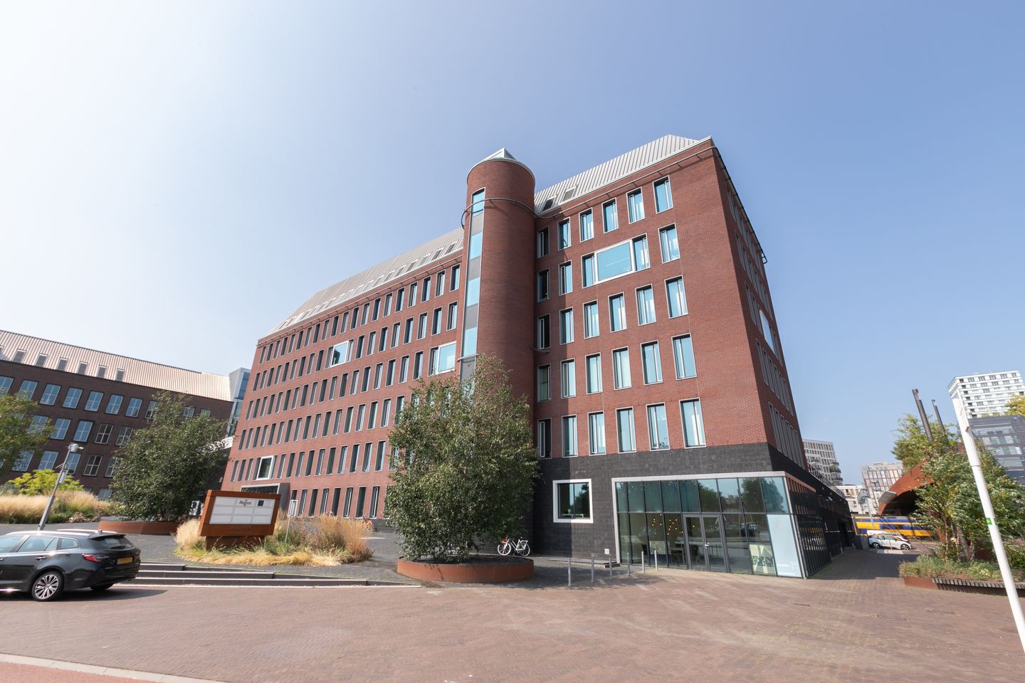 Bekijk foto 2 van Willemsplein 2