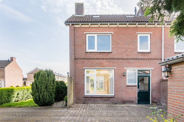 Bekijk foto 42 van Ooievaarstraat 36