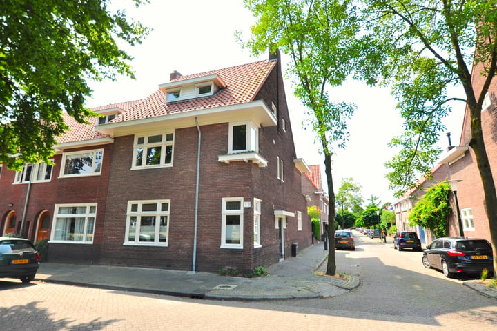 View photo 2 of Chrysantenstraat 1