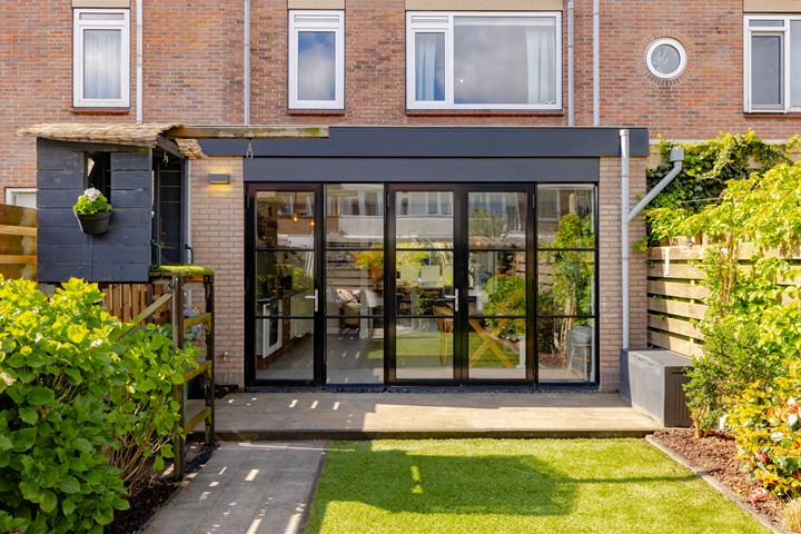 Bekijk foto 17 van Van Baerlestraat 15