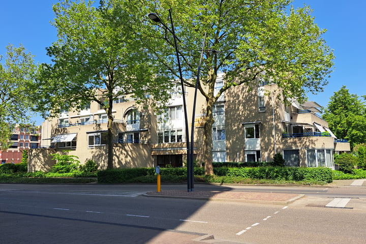 Bekijk foto 1 van Pastoor Spieringsstraat 26