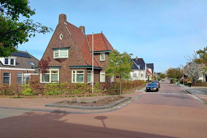 View photo 1 of Spoorstraat 37