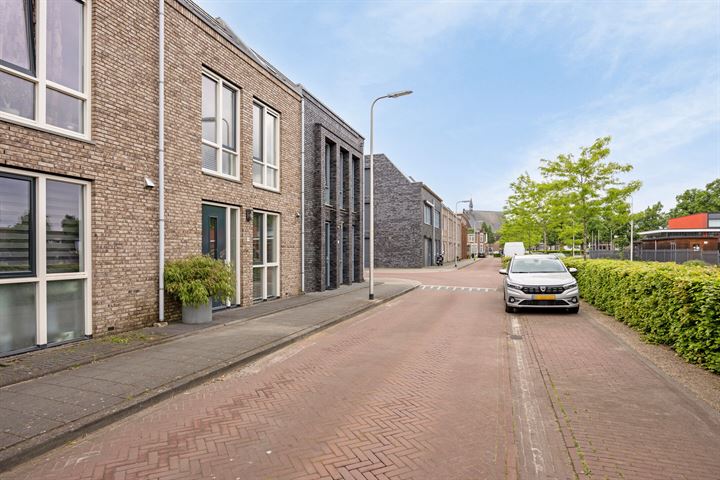 Bekijk foto 34 van Hein Burgersstraat 19