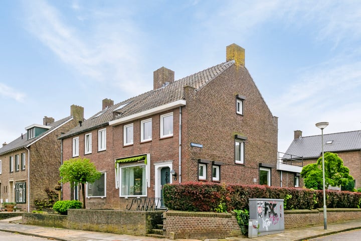 Bekijk foto 1 van Pastoor Vonckenstraat 45