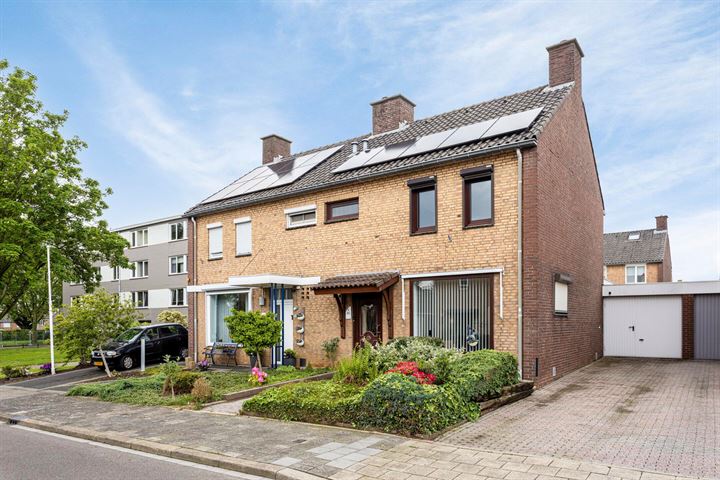 Bekijk foto 1 van Burg. Lünenschlossstraat 4