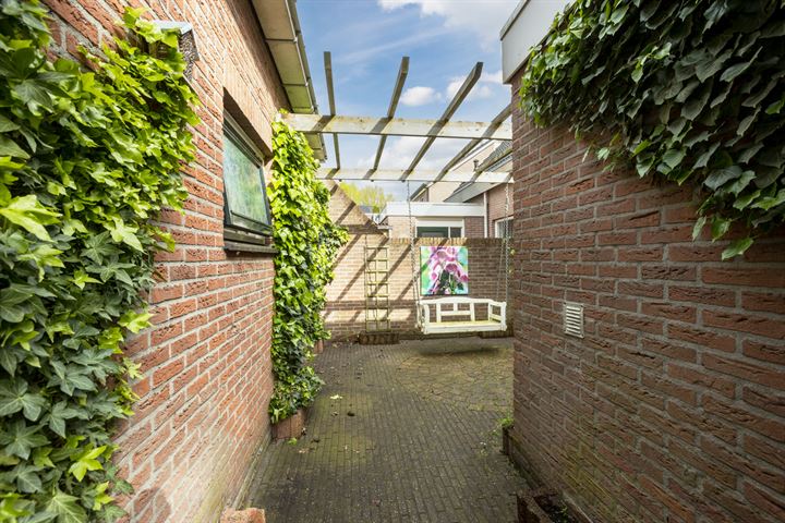 Bekijk foto 40 van Riegheidestraat 59